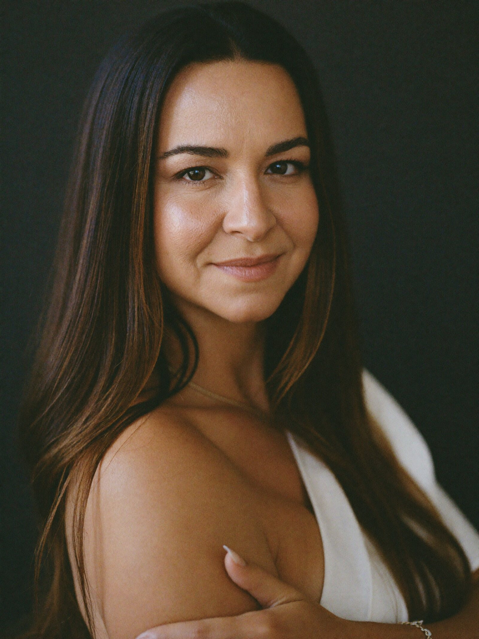 Flavia Werneck, retrato em fundo escuro